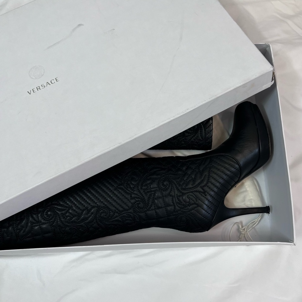 Versace Sexy Knee High Black Leather Quilted Stiletto Platform Heel Boots 35.5 - Picture 12 of 16